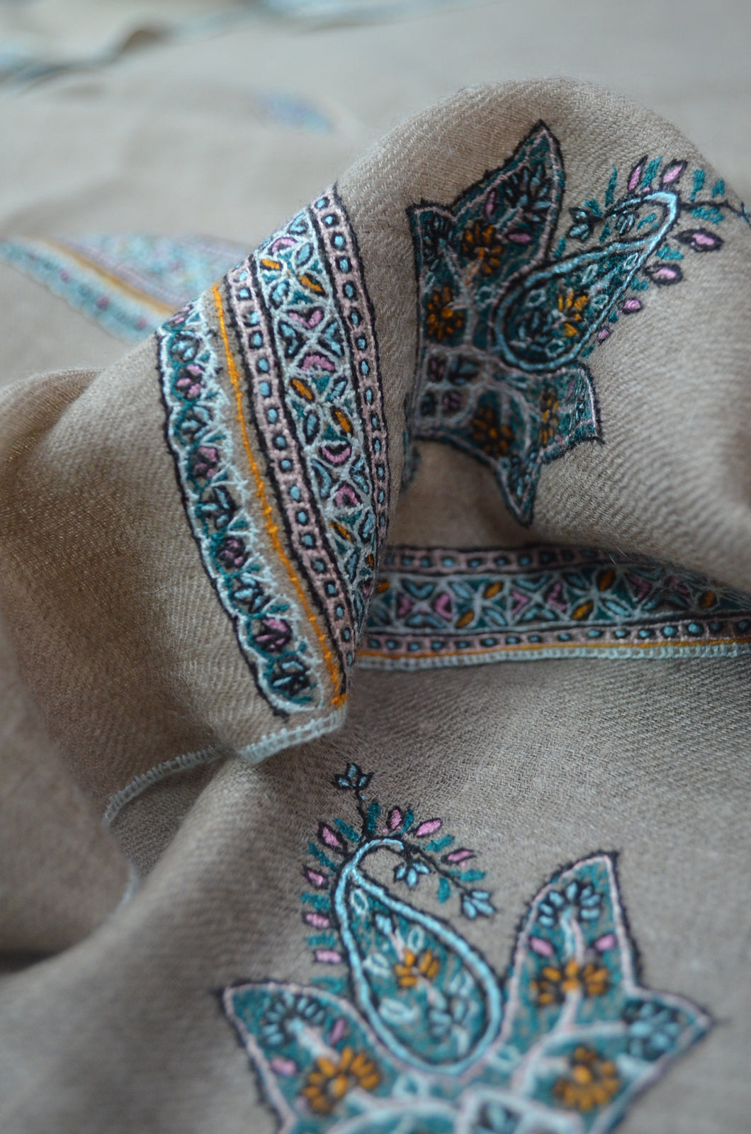 Un Dyed Natural Border Embroidery Cashmere Pashmina Scarf