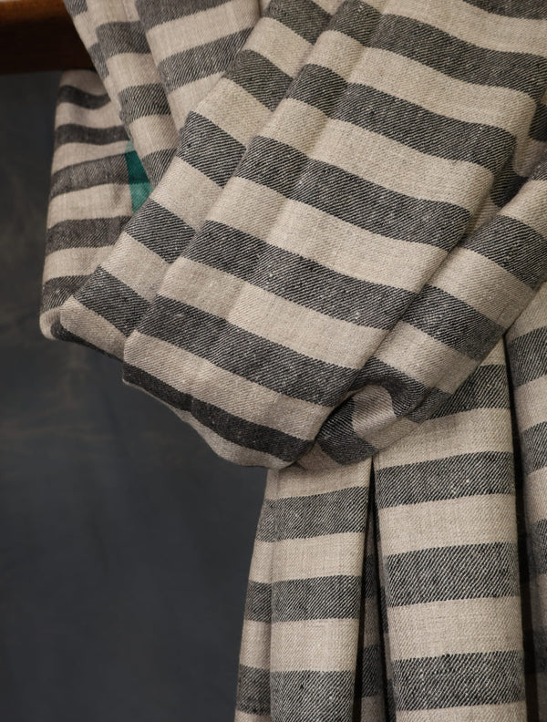 Black and Natural Plaid  Pure Cashmere Pashmina Shawl – detail view