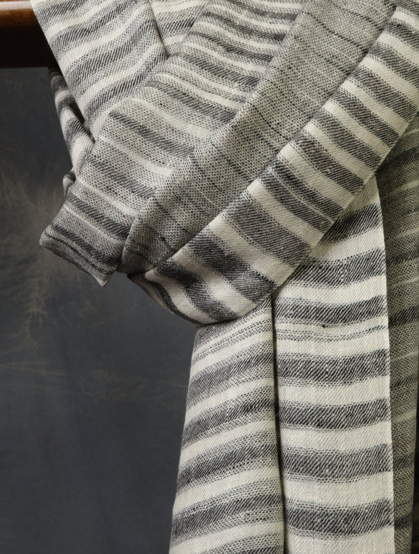 Black Plaid  Pure Cashmere Check Scarf Pashmina – Handwoven Luxury – detail view